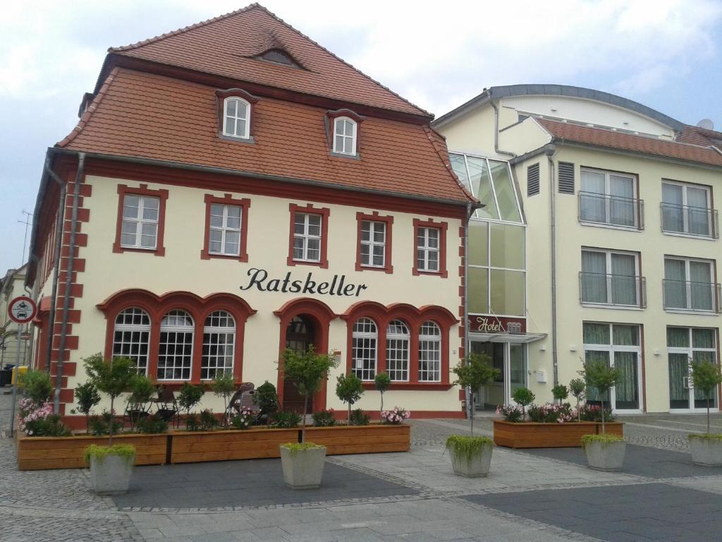 un edificio con un letrero que lee Ratlessein en Garni-Hotel zum alten Ratskeller, en Vetschau