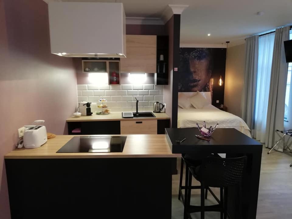 um quarto com uma cozinha e um quarto com uma cama em PortaNova 21 em Huy