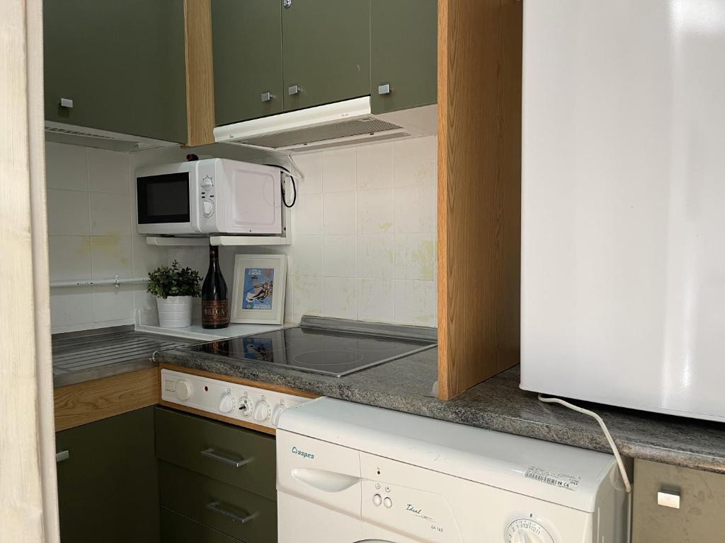 A kitchen or kitchenette at Izas · Pirineos360 · Práctico y sencillo · Perfecto para esquiadores