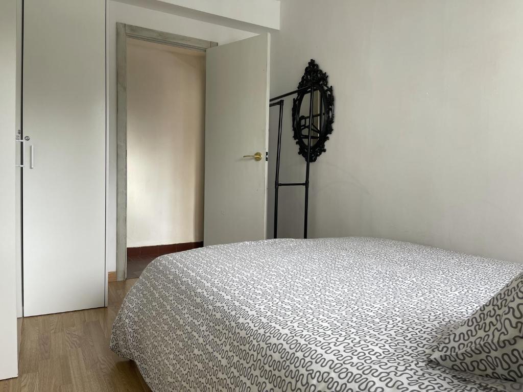 A bed or beds in a room at Izas · Pirineos360 · Práctico y sencillo · Perfecto para esquiadores