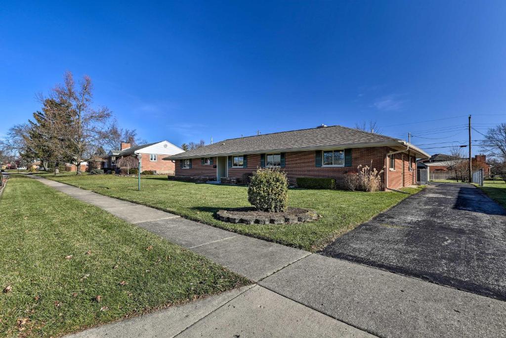 une maison avec un trottoir devant une maison dans l'établissement Dayton Home with Patio and Fire Pit about 6 Mi Dtwn!, à Dayton