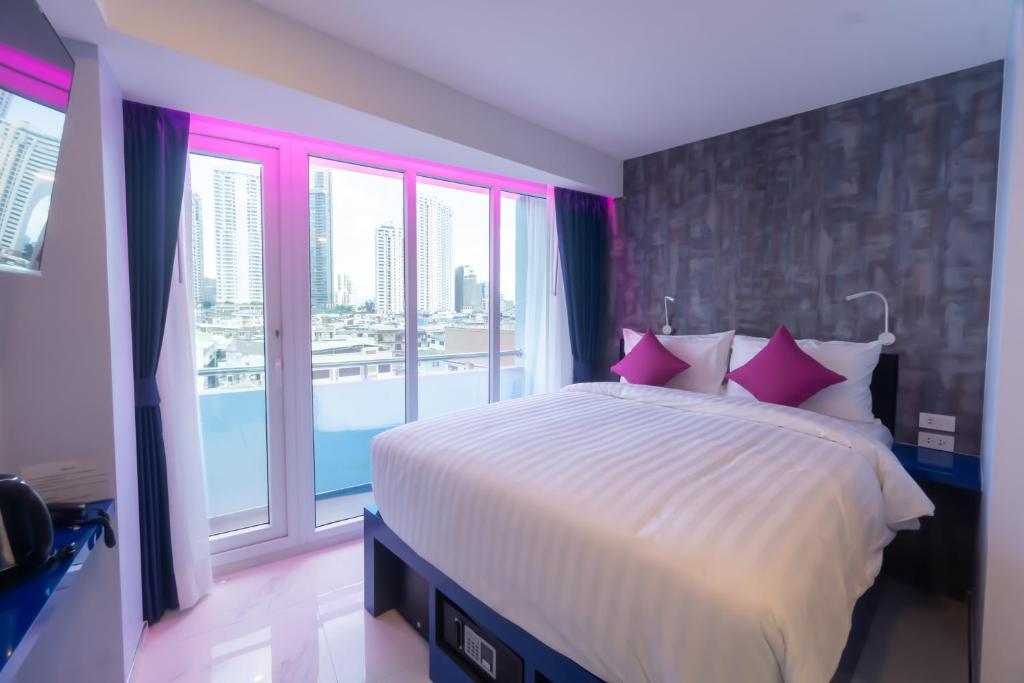 เตียงในห้องที่ Spark Hotel - MRT Queen Sirikit - SHA Extra Plus Certified