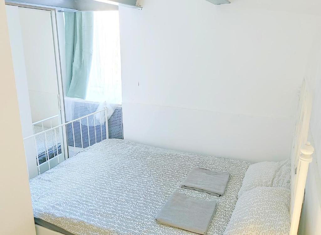 Postel nebo postele na pokoji v ubytování Sleepover City Center GuestRooms
