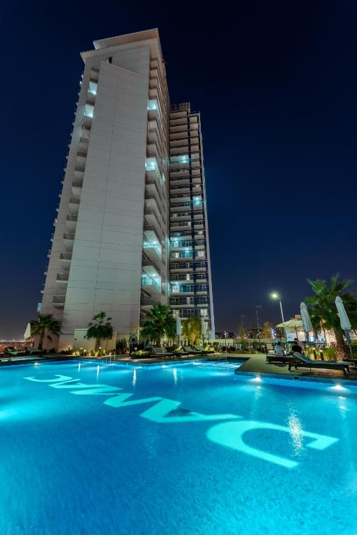 Bazén v ubytování Radisson Dubai Damac Hills nebo v jeho okolí