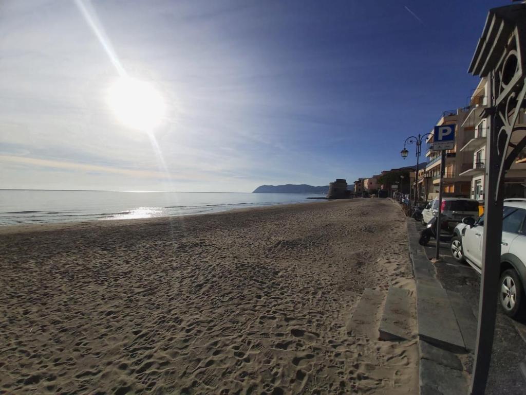 En strand vid eller i närheten av lägenheten