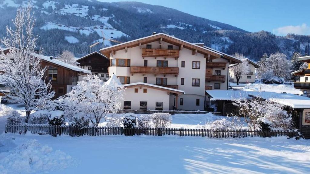 Nespecifikovaný výhled na hory nebo výhled na hory při pohledu z hotelu
