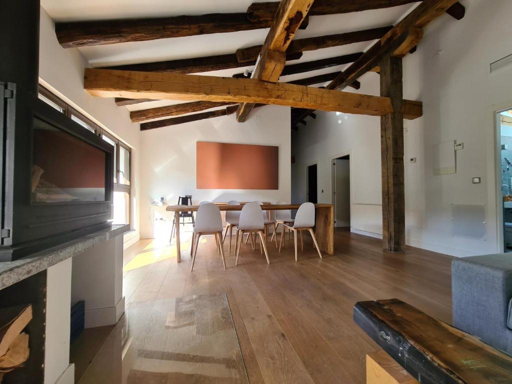 TV a/nebo společenská místnost v ubytování Arantza Apartamentuak