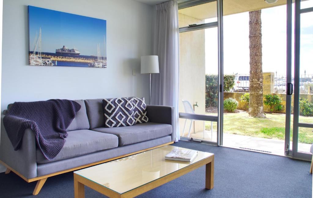 uma sala de estar com um sofá e uma mesa de centro em Harbourviewocean Views On Fishermans Wharf em Fremantle