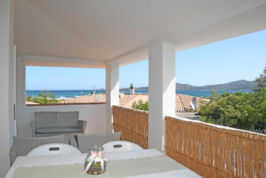 カンニジョネにあるLa casa di Ziu Menicuの海の景色を望むバルコニー(テーブル2台付)