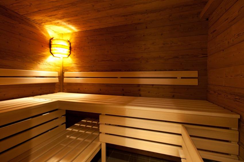 una sauna con luce sopra di Beim Schlenz a Reit im Winkl