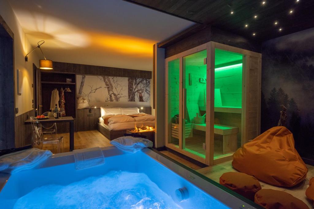 un bagno con vasca in una camera da letto di Teverone Suites & Wellness a Lamosano