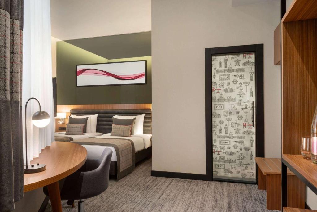 Postel nebo postele na pokoji v ubytování Ramada by Wyndham Budapest City Center
