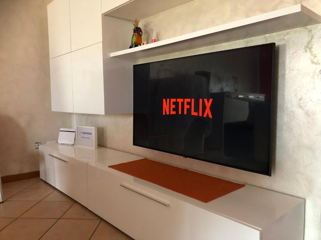 Televízia a/alebo spoločenská miestnosť v ubytovaní Appartamento Arco
