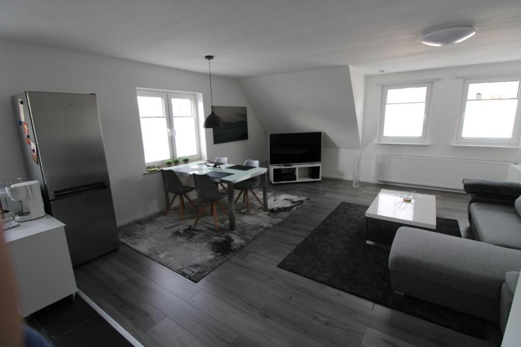 ein Wohnzimmer mit einem Sofa und einem Tisch in der Unterkunft Ferienwohnung Oststraße 37 in Schmallenberg