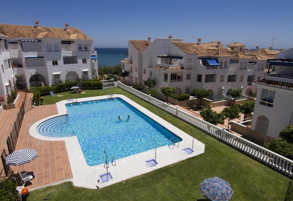 Pogled na bazen v nastanitvi Luxury Sea view Apartment oz. v okolici