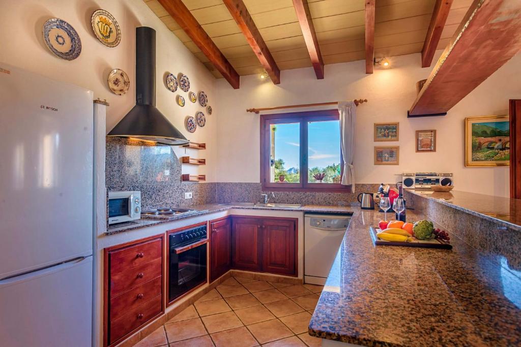 A kitchen or kitchenette at Villa Eu Clos by Sealand Villas