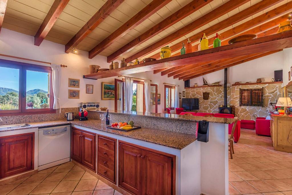 A kitchen or kitchenette at Villa Eu Clos by Sealand Villas