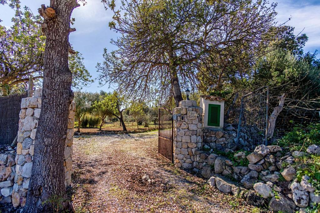 A garden outside Villa Eu Clos by Sealand Villas