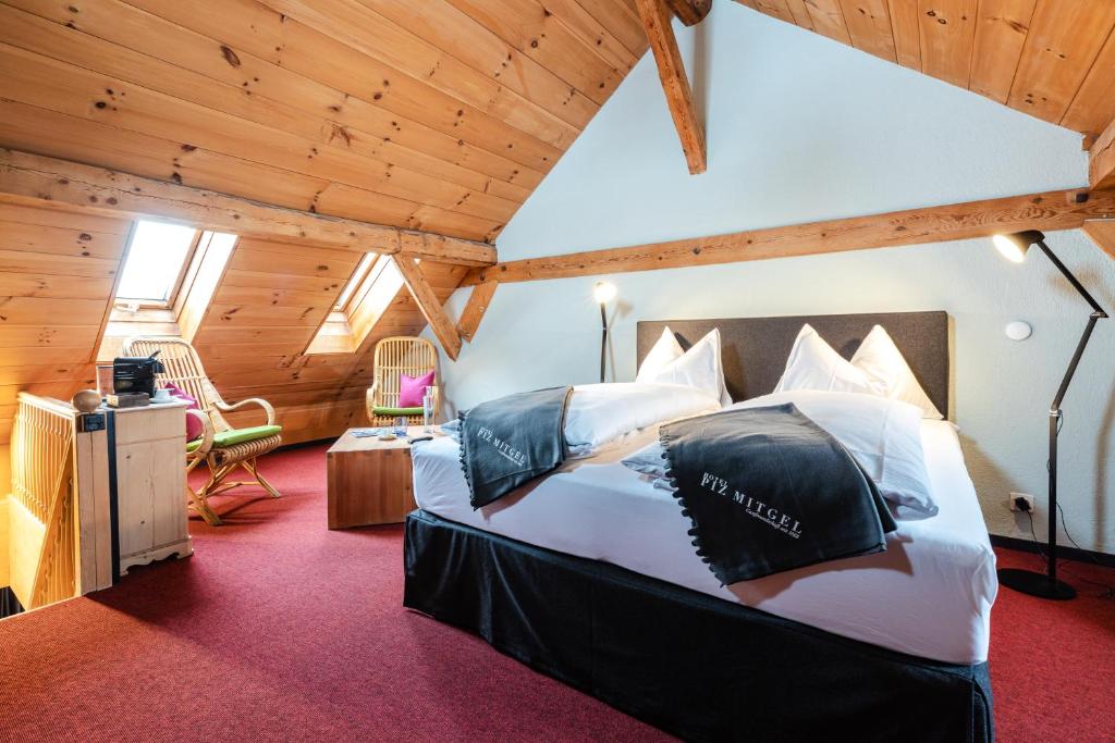 Postel nebo postele na pokoji v ubytování Hotel Piz Mitgel