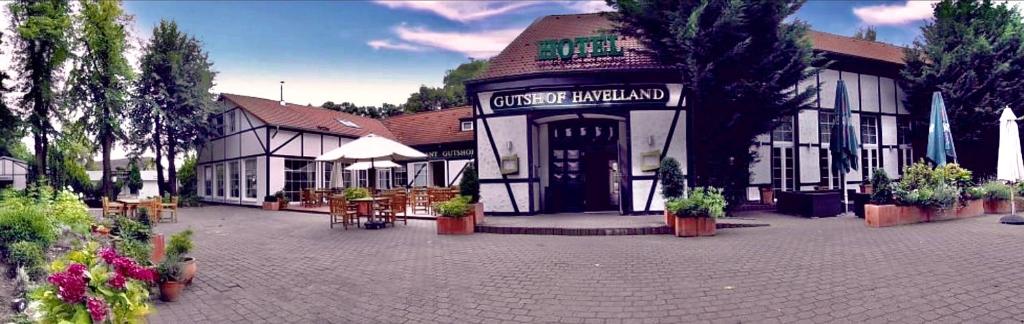 a building with a restaurant with tables and chairs at Gutshof Havelland in Ketzin