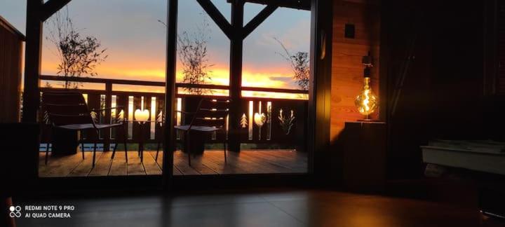 Fotografie z fotogalerie ubytování Chalet neuf avec jacuzzi privé, vue imprenable sur Massif des Vosges v destinaci Belfahy