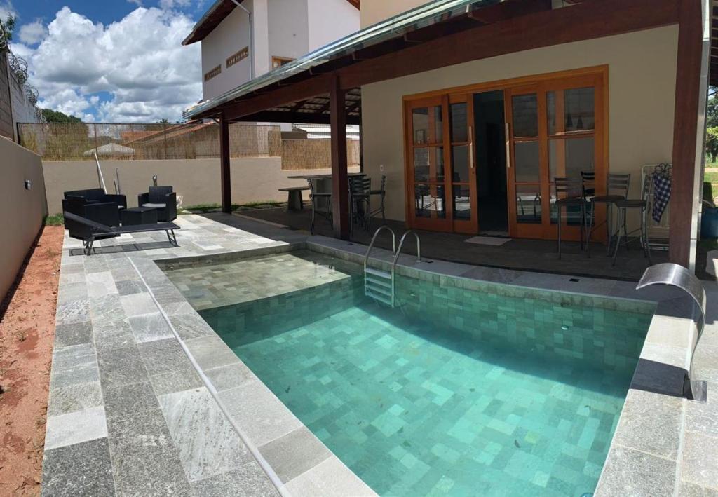 uma piscina em frente a uma casa em Casa In’sPiri em Pirenópolis