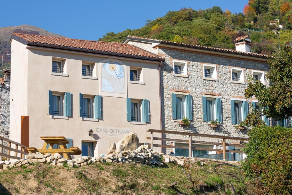 un edificio al lado de una colina en B&B CASA OLTRAVAL, en Valdobbiadene