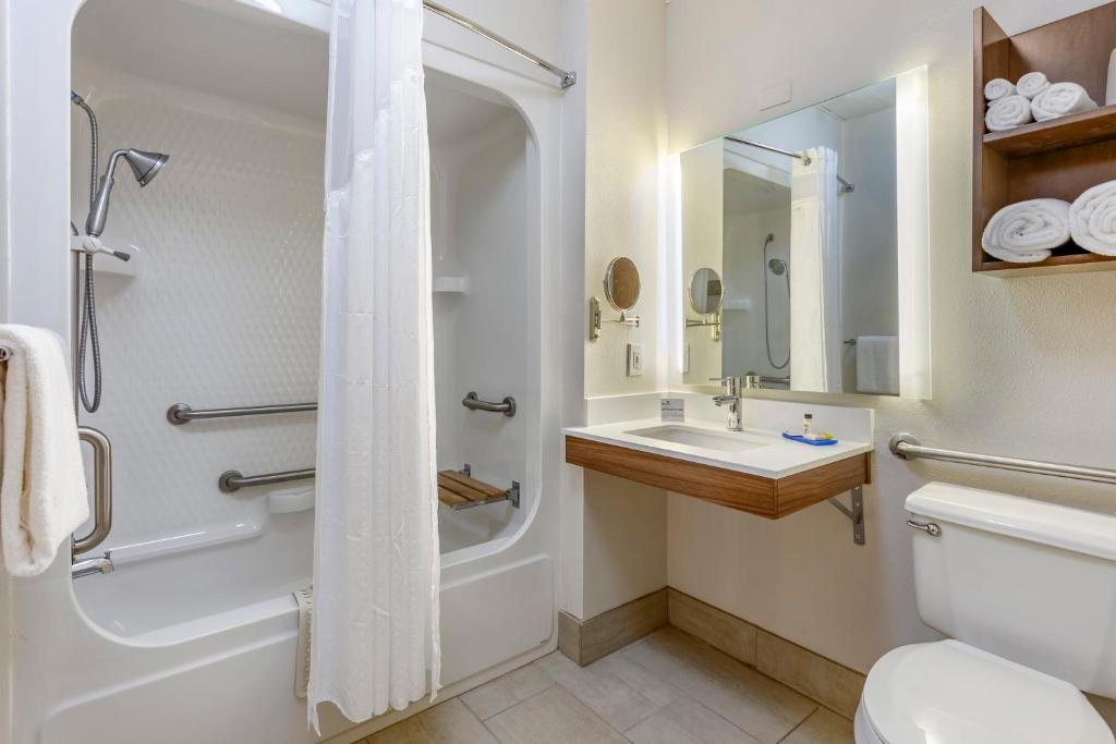 Holiday Inn Express Branson- Green Mountain Drive, an IHG Hotel - King Room - Mobility Access/Hearing Accessible