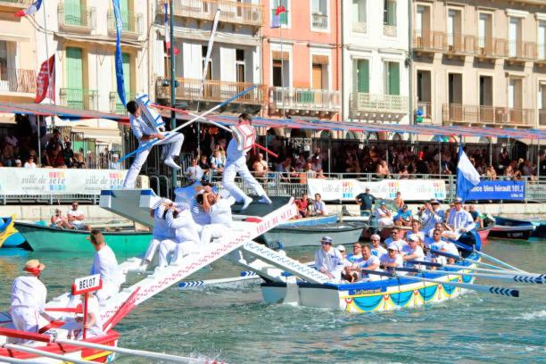 un groupe de personnes sur des bateaux dans l'eau dans l'établissement Plein coeur Plein soleil, à Sète