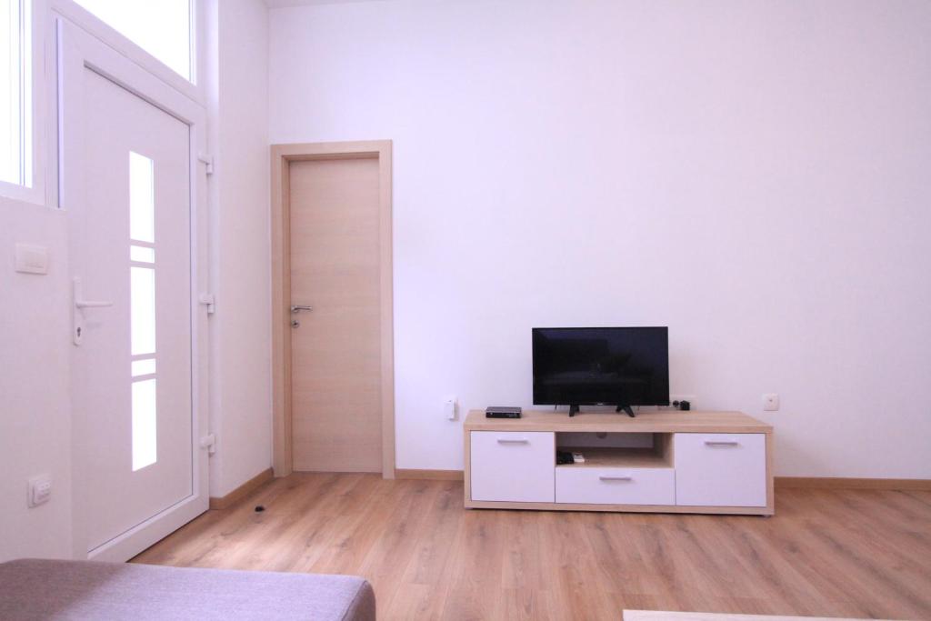 Televízia a/alebo spoločenská miestnosť v ubytovaní Apartman Darija