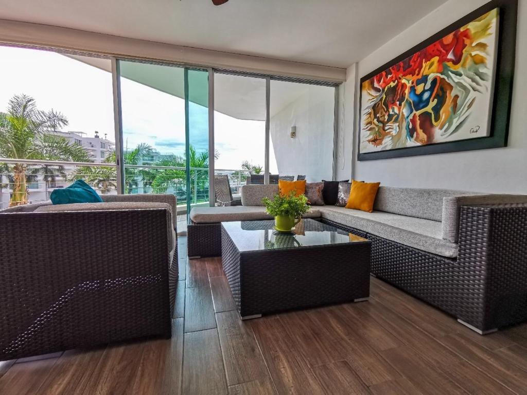 Una sala de estar con dos sofás y una mesa. en vista al mar y alberca infinita aria ocean nvo vallarta, en Nuevo Vallarta 