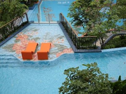 una piscina con 2 sillas naranjas. en Huahin mountain view room near the beach en Hua Hin