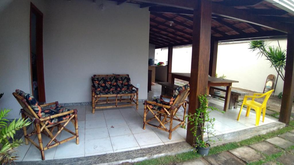 a patio with chairs and a table and a table at Casa Praia 1000 - Guriri Norte in São Mateus