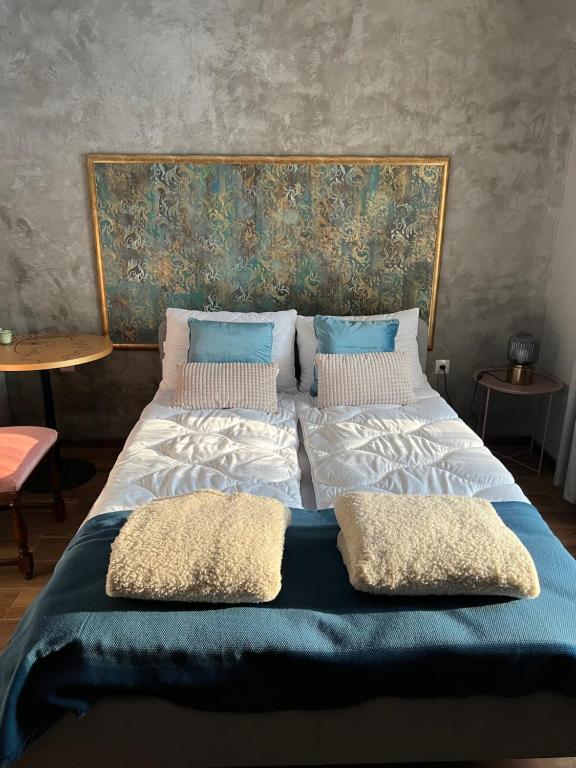 Ένα ή περισσότερα κρεβάτια σε δωμάτιο στο Uroczysko Oleśnica