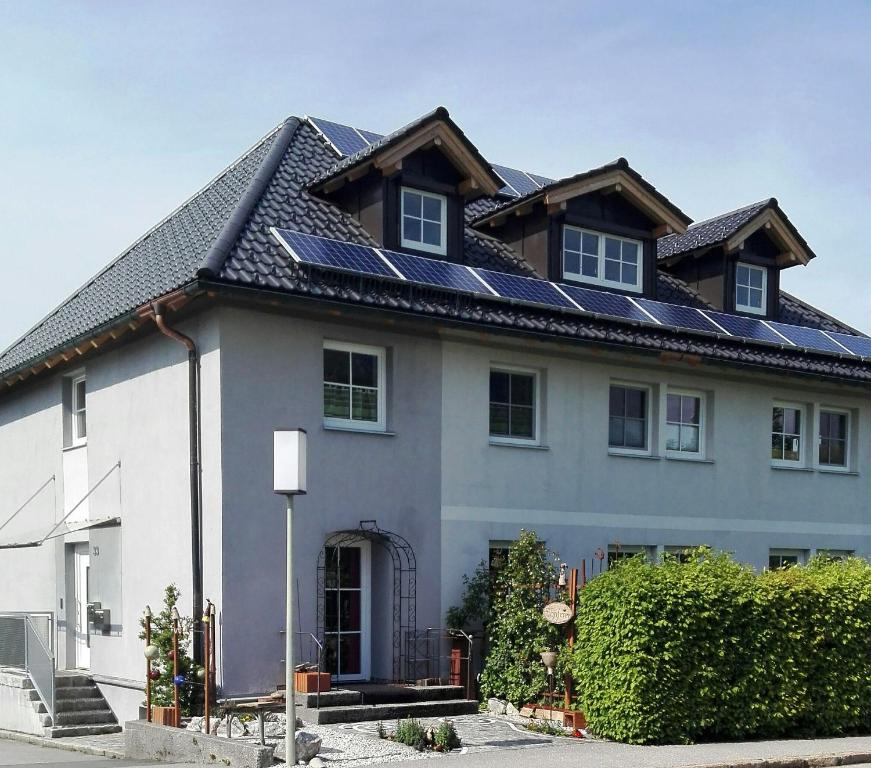 バートライヘンハルにあるHaus Marzollの屋根に太陽光パネルを敷いた家