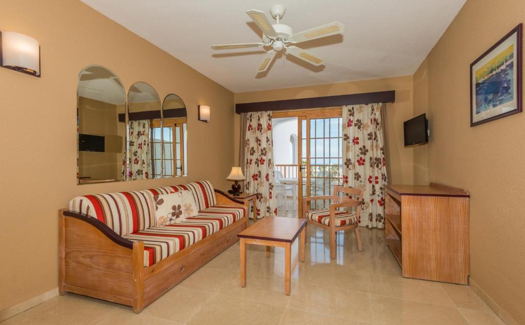 TV a/nebo společenská místnost v ubytování Apartamentos El Beril Costa Adeje