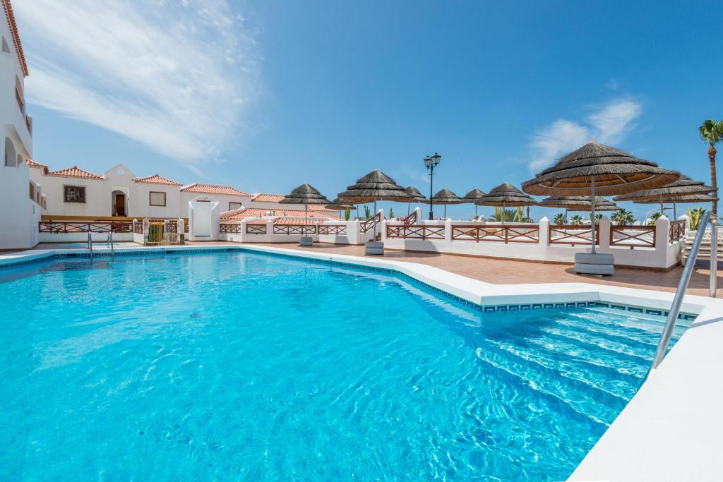 Bazén v ubytování Apartamentos El Beril Costa Adeje nebo v jeho okolí