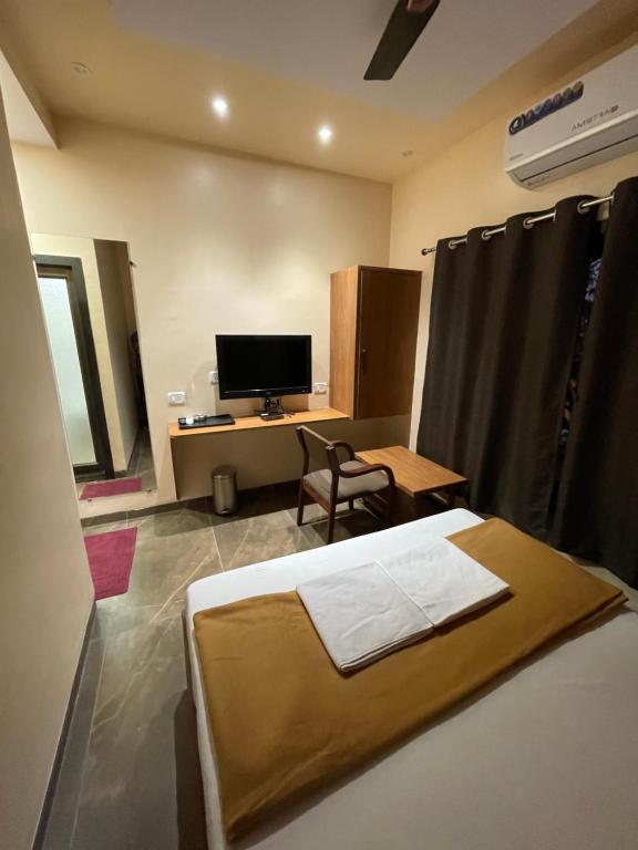 TV a/nebo společenská místnost v ubytování Hotel Vardhan