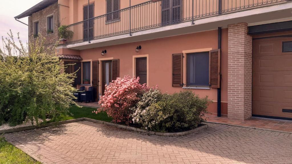 uma casa com uma entrada de tijolos em frente em Cascina in Alto Piemonte / Piedmont countryhouse em Lozzolo