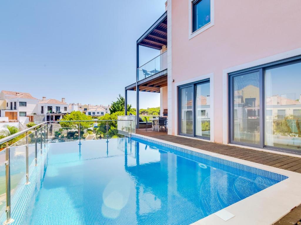 une image d'une piscine dans une maison dans l'établissement Vale do lobo, 'Golf by the Pool' 2 bedroom apartment, à Vale do Lobo