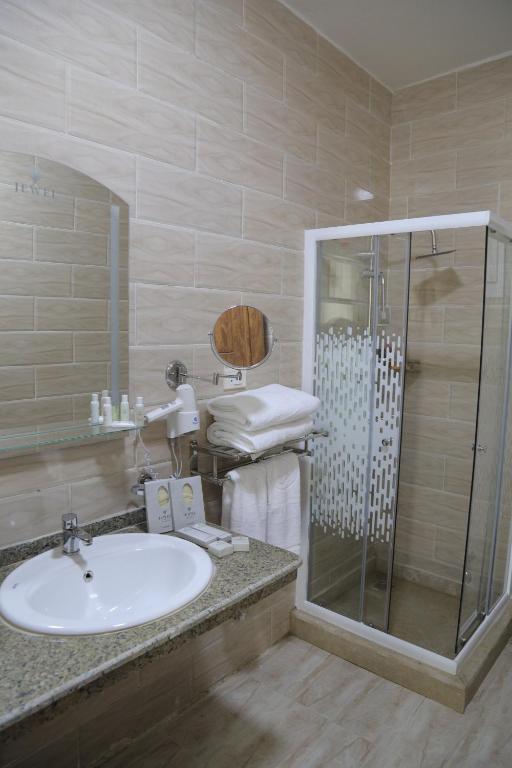A bathroom at Jewel Fayed Hotel