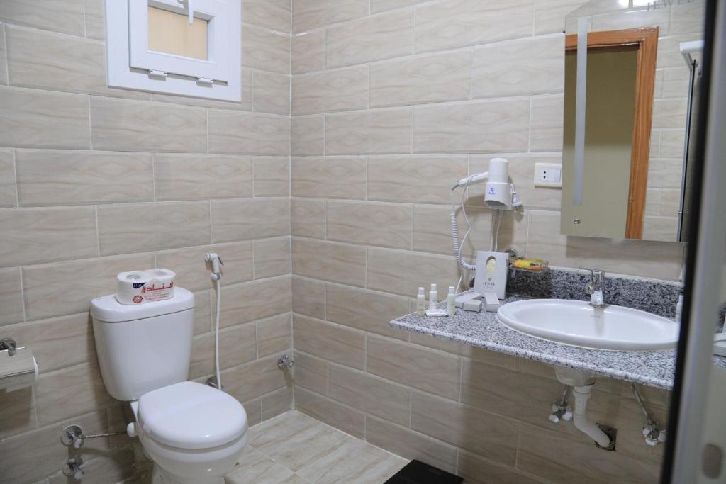 A bathroom at Jewel Fayed Hotel
