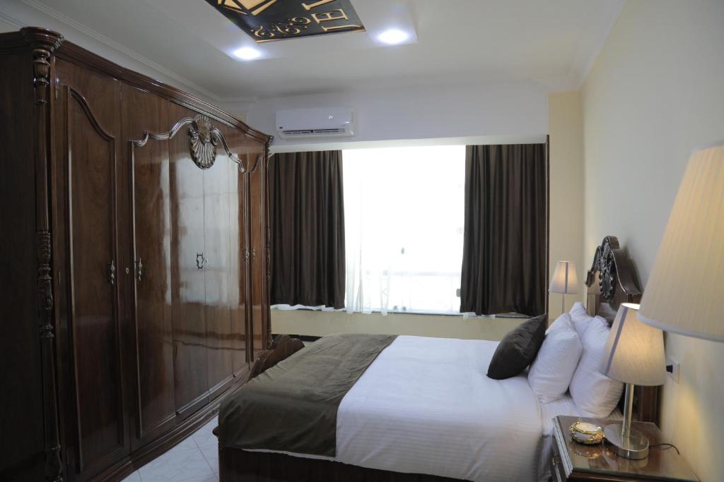 A bed or beds in a room at Jewel Fayed Hotel