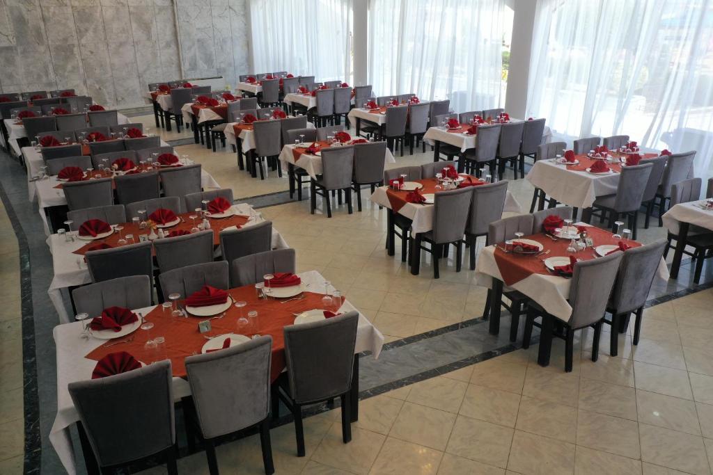 A restaurant or other place to eat at Jewel Fayed Hotel