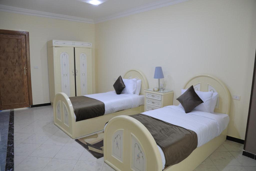 A bed or beds in a room at Jewel Fayed Hotel
