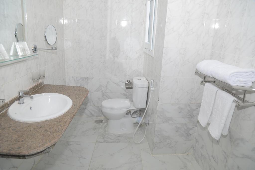A bathroom at Jewel Fayed Hotel