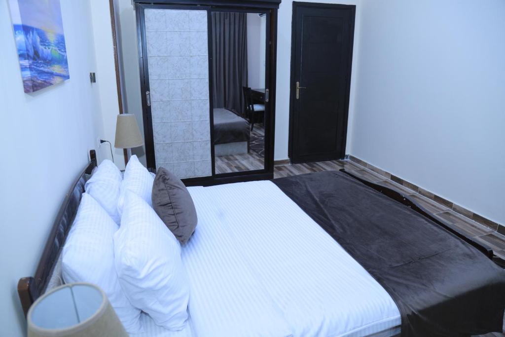 A bed or beds in a room at Jewel Fayed Hotel