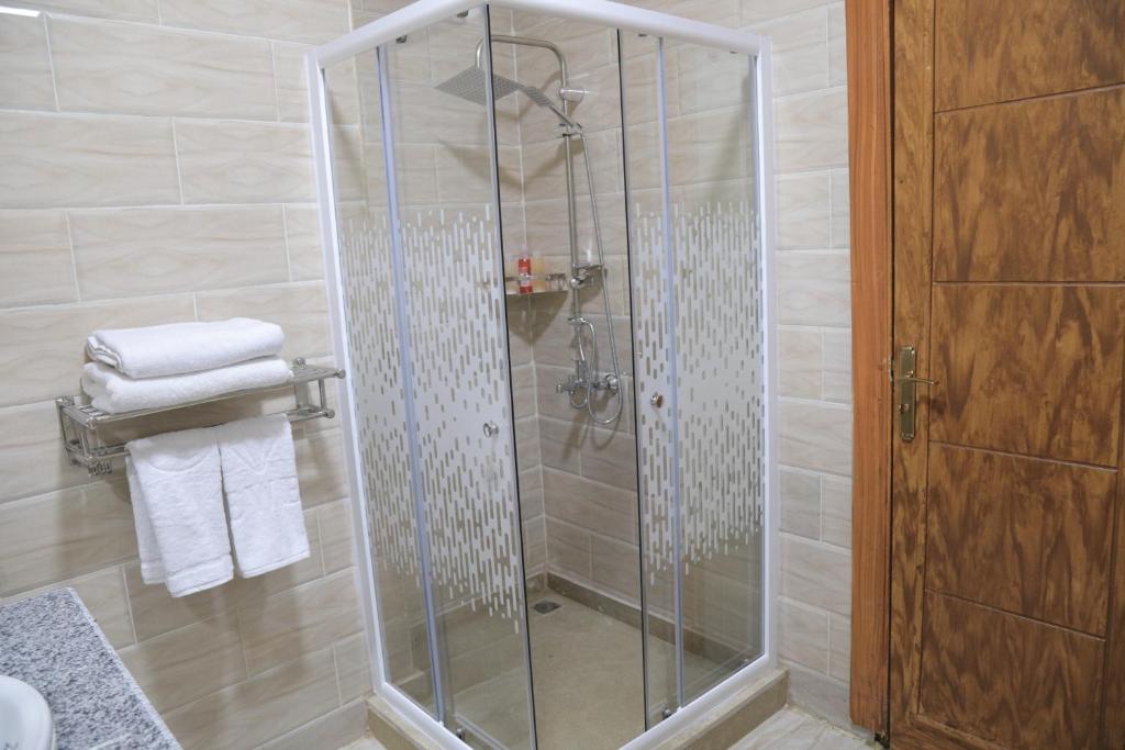 A bathroom at Jewel Fayed Hotel