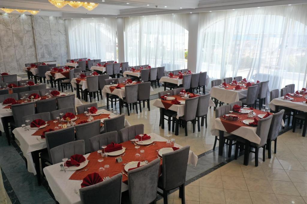 A restaurant or other place to eat at Jewel Fayed Hotel