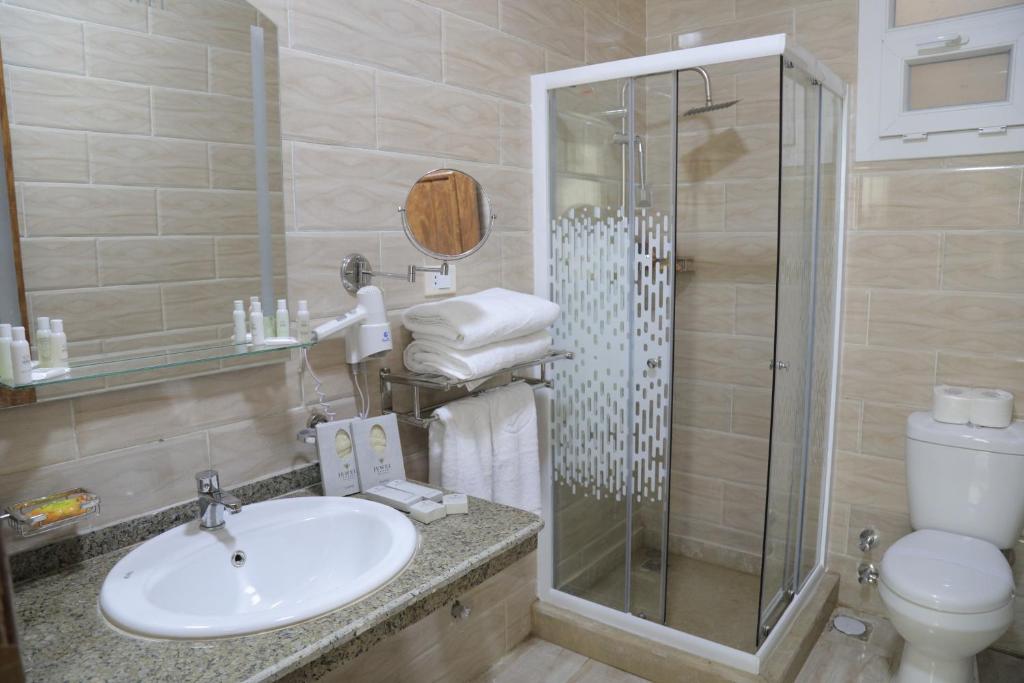 A bathroom at Jewel Fayed Hotel